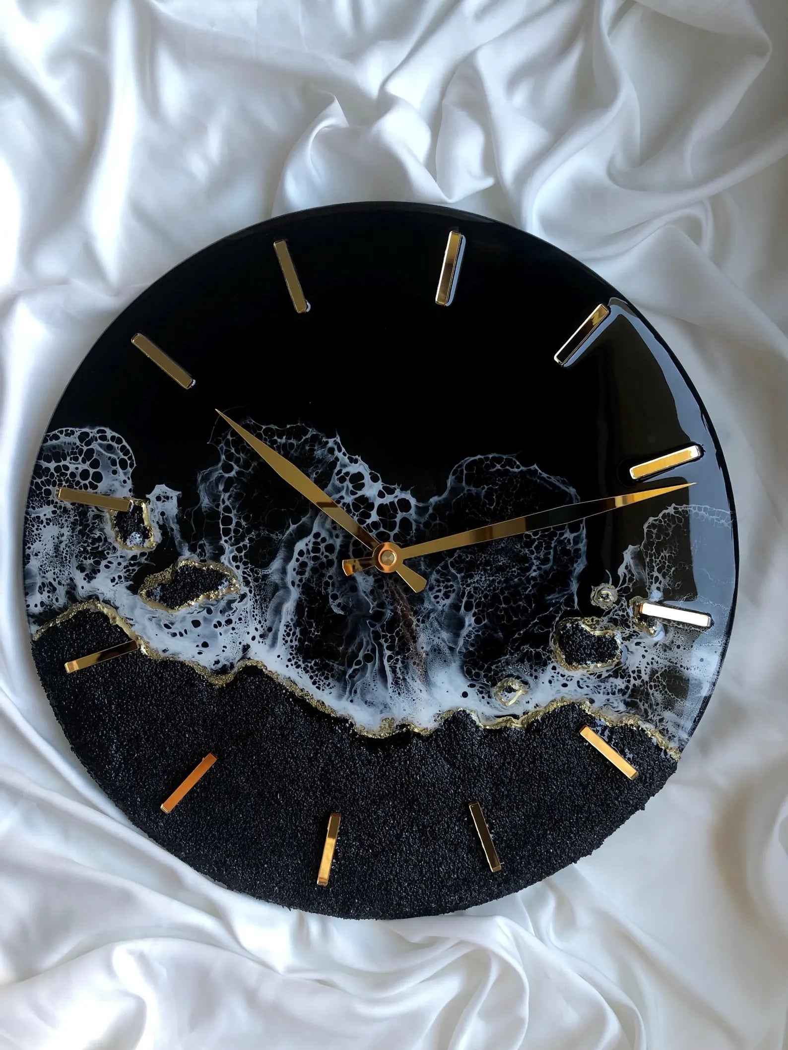 Black Sea Resin Wall Clock – Ocean Resin Art Clock – Modern Wall Art with Ocean Painting – Abstract Resin Ocean Clock – Coastal Sea Art for Home Decor-Wall Clock-BEESARI