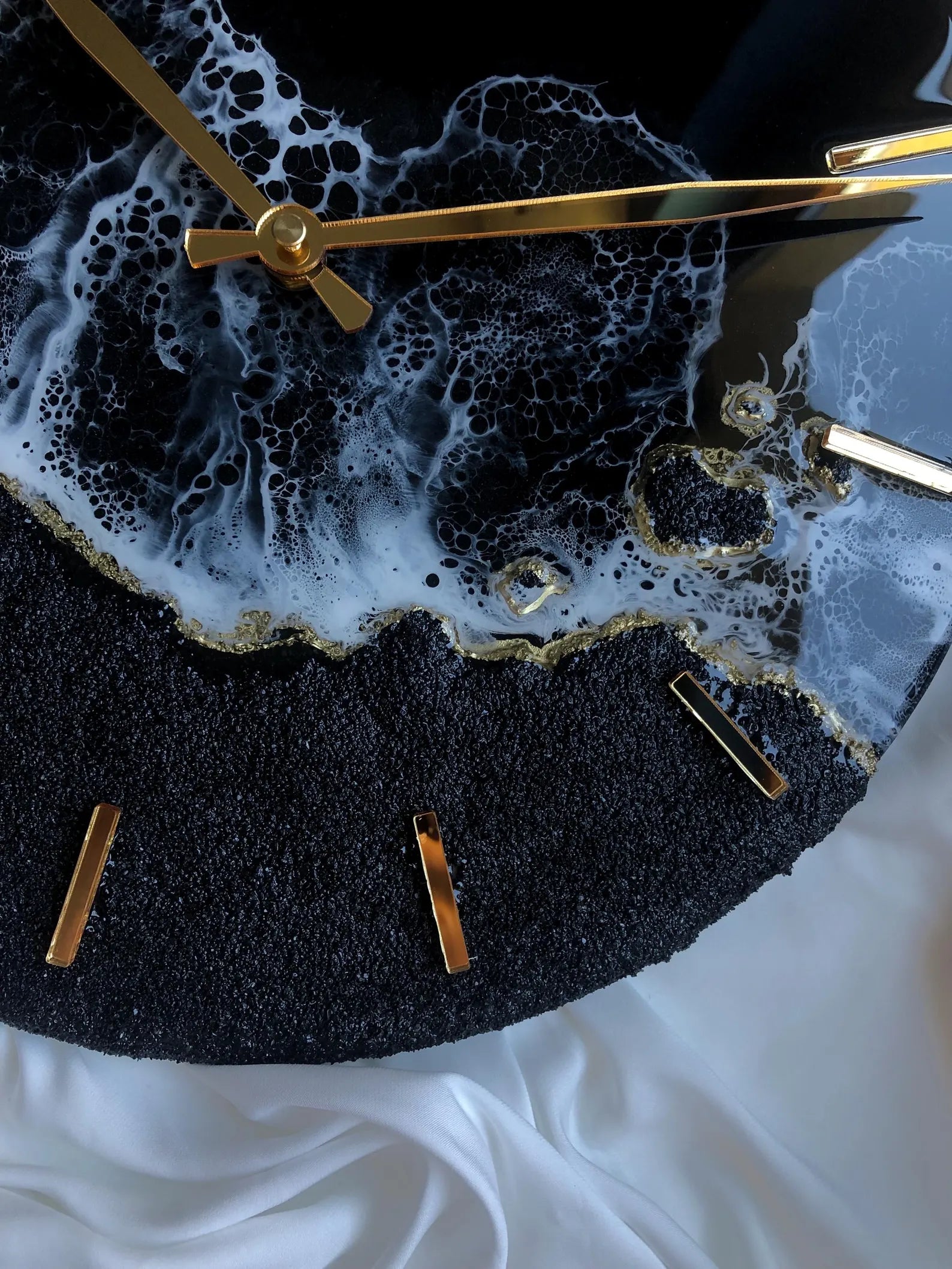 Black Sea Resin Wall Clock – Ocean Resin Art Clock – Modern Wall Art with Ocean Painting – Abstract Resin Ocean Clock – Coastal Sea Art for Home Decor-Wall Clock-BEESARI