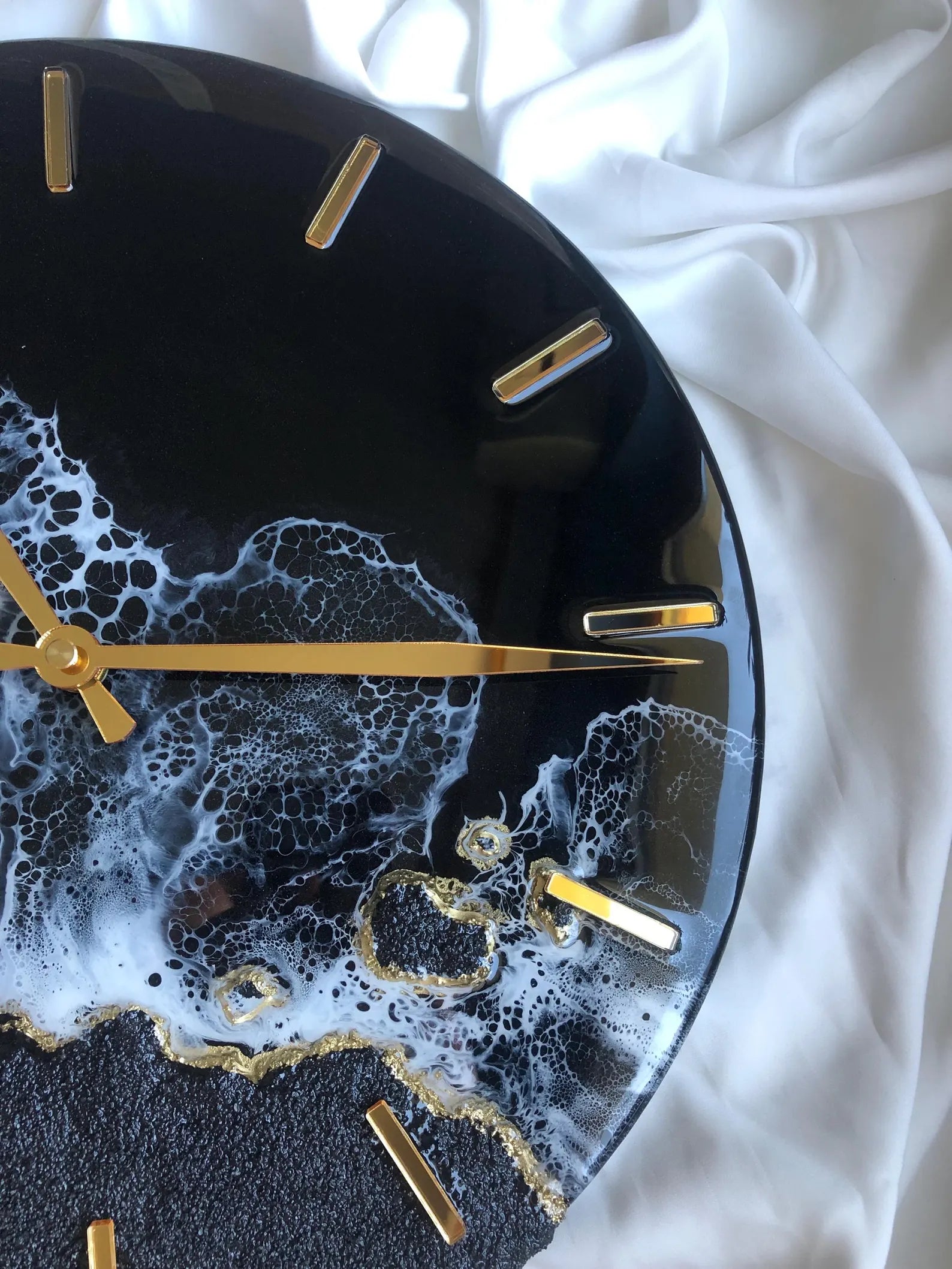 Black Sea Resin Wall Clock – Ocean Resin Art Clock – Modern Wall Art with Ocean Painting – Abstract Resin Ocean Clock – Coastal Sea Art for Home Decor-Wall Clock-BEESARI