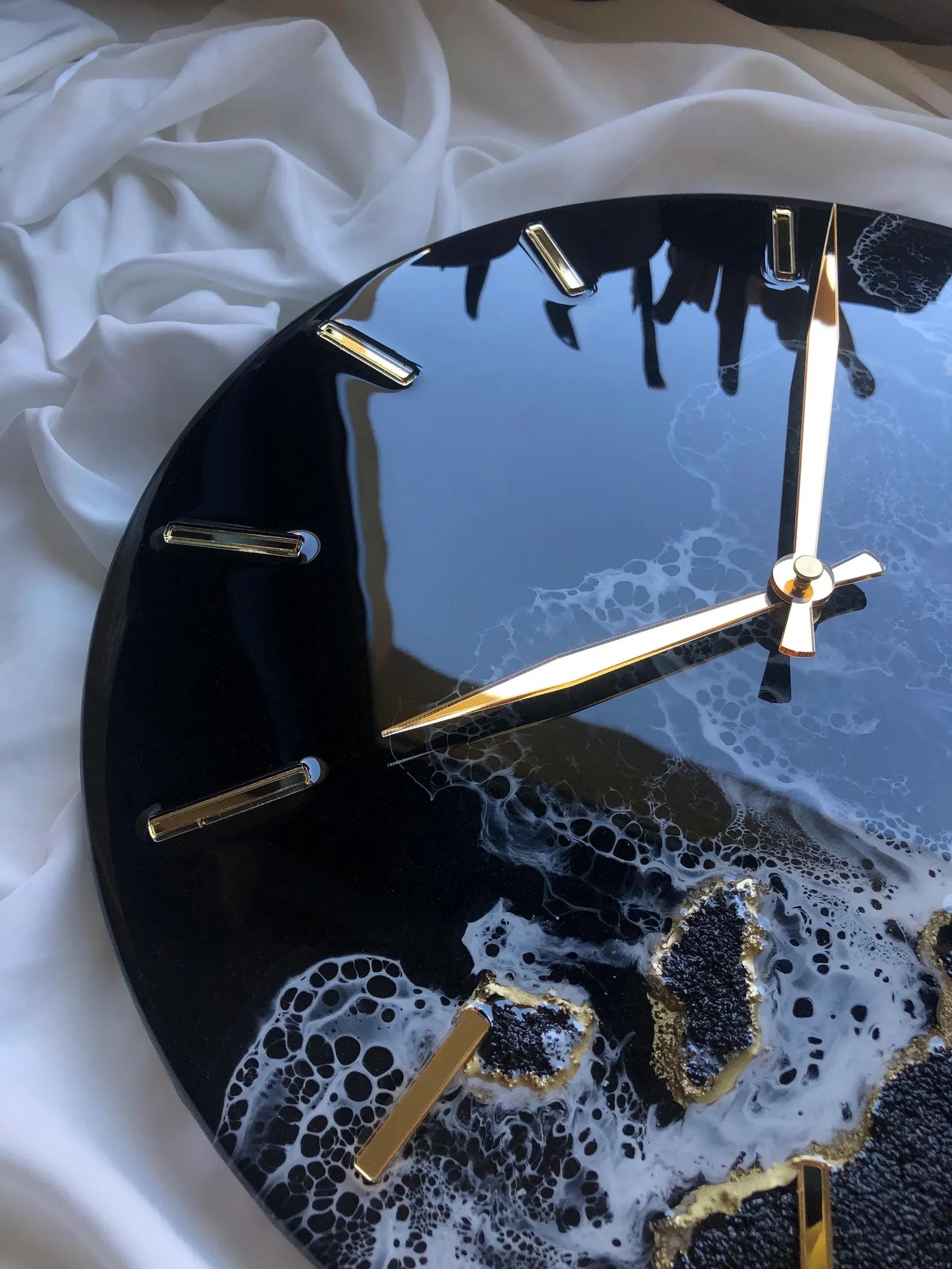 Black Sea Resin Wall Clock – Ocean Resin Art Clock – Modern Wall Art with Ocean Painting – Abstract Resin Ocean Clock – Coastal Sea Art for Home Decor-Wall Clock-BEESARI