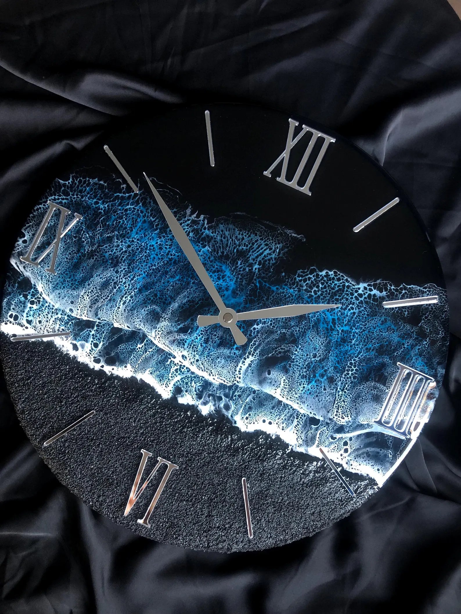 Black Sea Resin Wall Clock – Ocean Resin Art Clock – Modern Wall Art with Ocean Painting – Abstract Resin Ocean Clock – Coastal Sea Art for Home Decor-Wall Clock-BEESARI