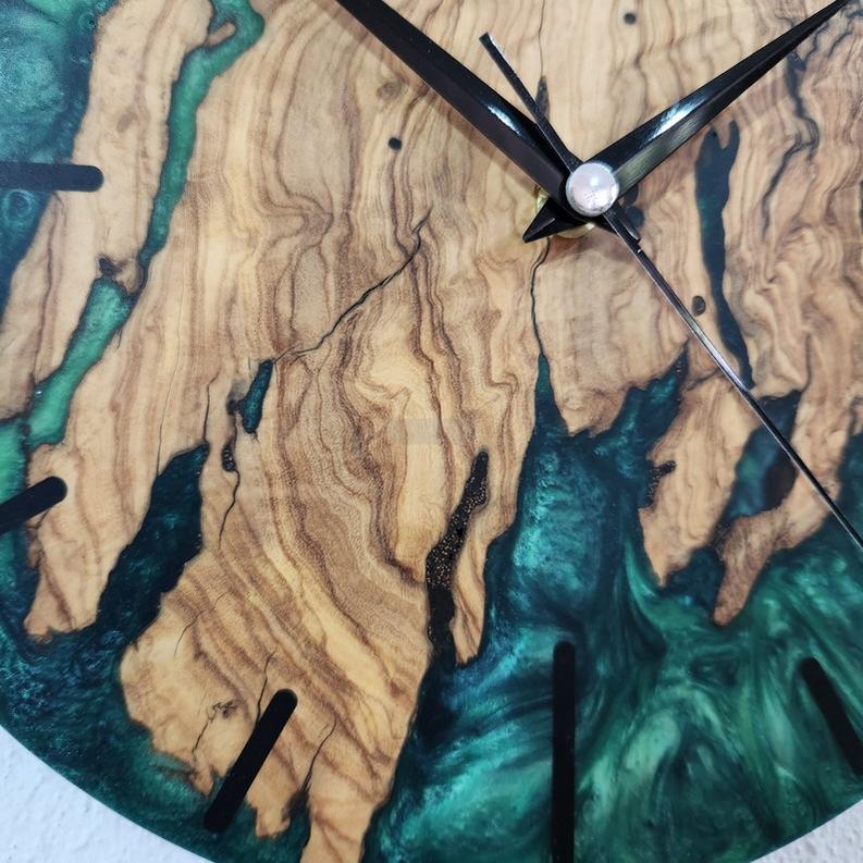 Handcrafted Green Resin Art Wall Clock - Custom-Made Epoxy Decor-Wall Clock-BEESARI