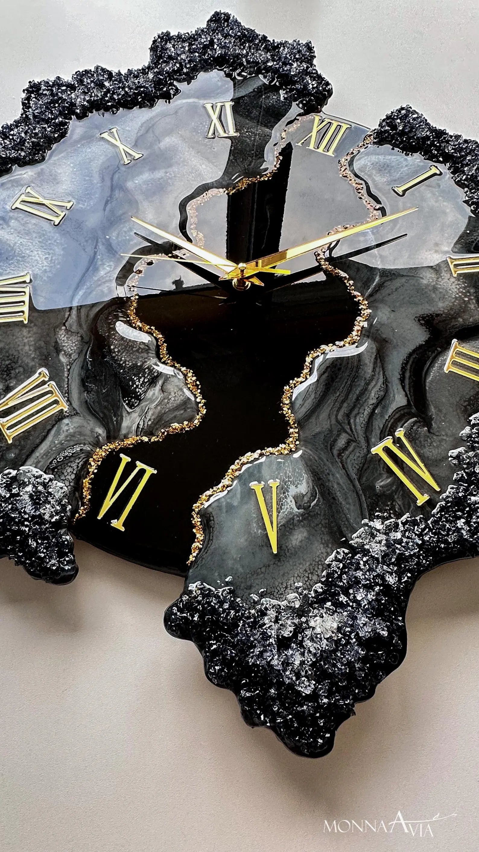 Handmade Epoxy Wall Clock with Stone Effect and Gold Details – Unique Modern Resin Clock for Stylish Home Decor, Luxury Gold Accents, Elegant Interior Design-Wall Clock-BEESARI