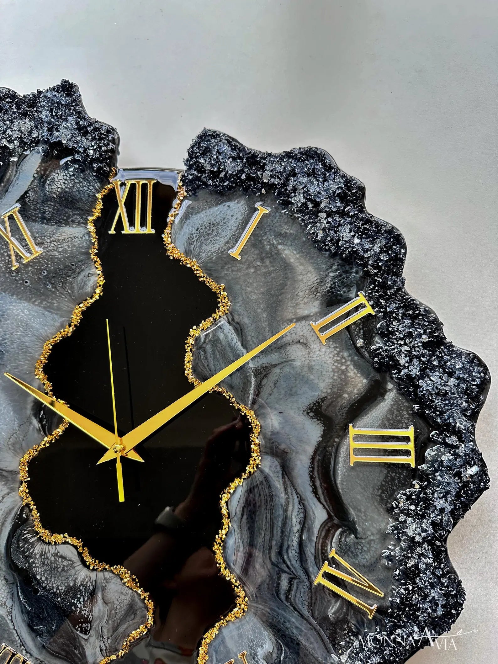 Handmade Epoxy Wall Clock with Stone Effect and Gold Details – Unique Modern Resin Clock for Stylish Home Decor, Luxury Gold Accents, Elegant Interior Design-Wall Clock-BEESARI