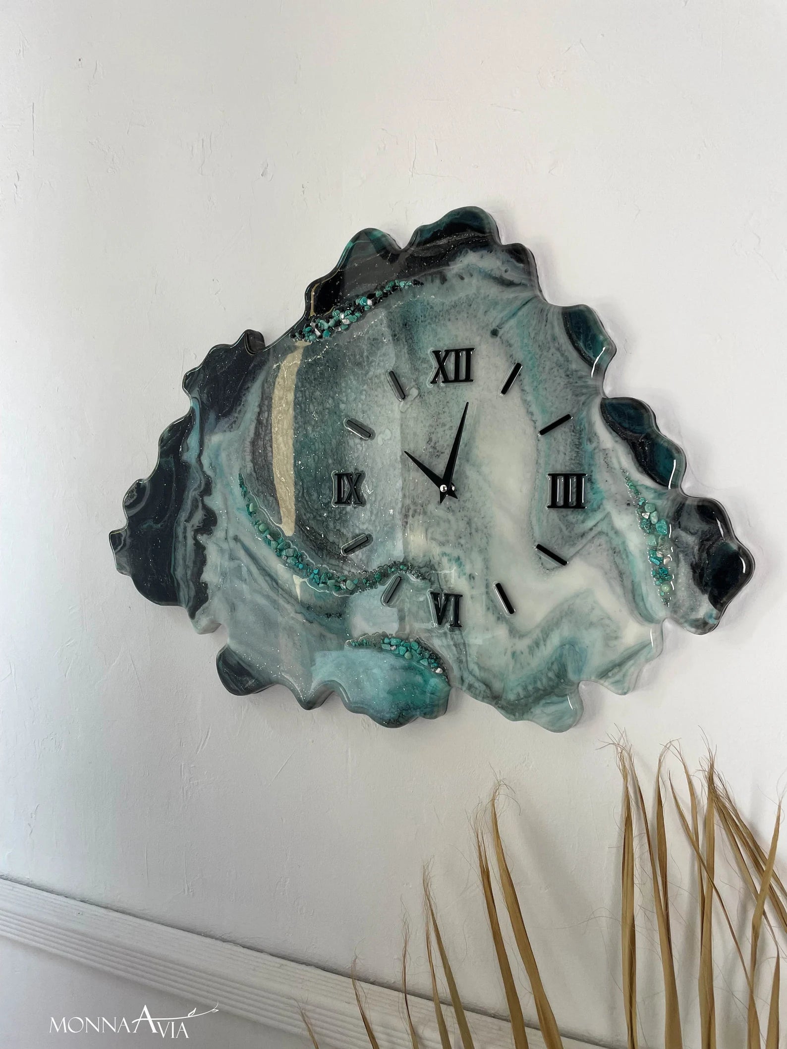 Handmade Geode Wall Clock – Epoxy Resin Wall Clock for Housewarming Gift, First Home, Apartment Decor, Anniversary Gift for Parents, Modern Resin Art, and Unique Wall Art-Wall Clock-BEESARI