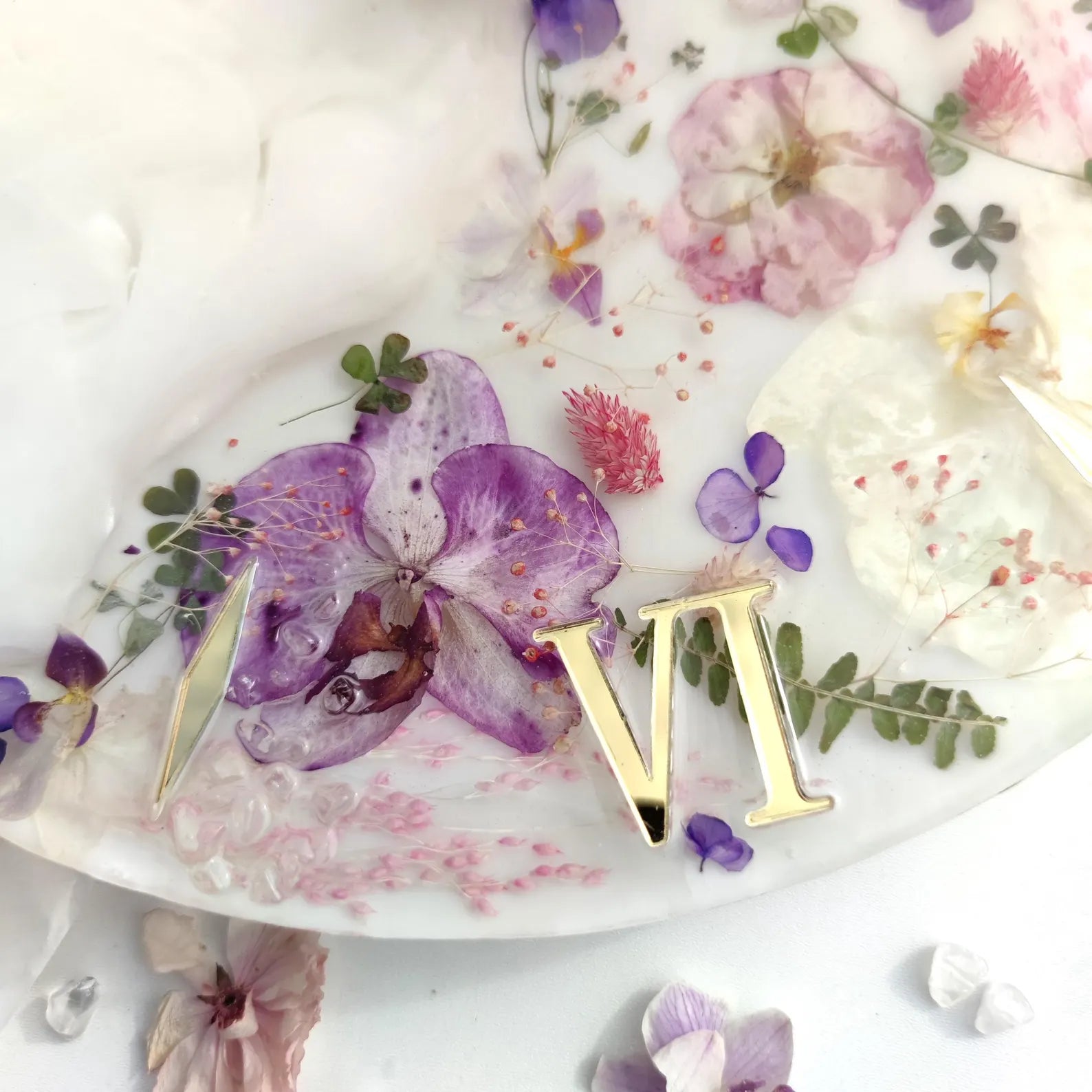 Handmade Resin Clock for Wall with Dried Flowers – Unique Floral Bedroom Wall Art, Over Bed Botanical Decor, Mother's Day Gift, Living Room Wall Clock, Modern Home & Room Decor-Wall Clock-BEESARI
