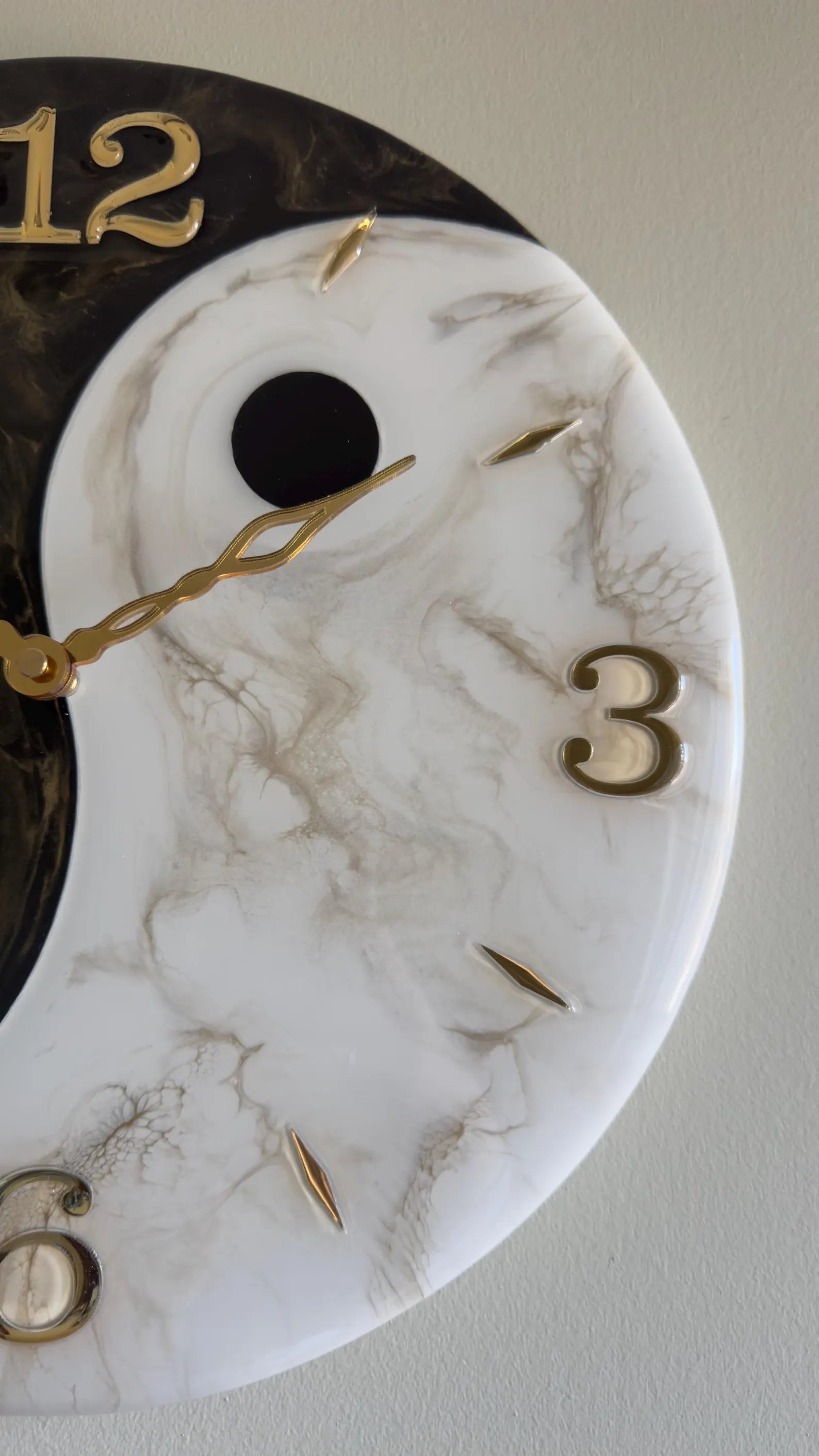 Handmade Resin Wall Clock – Large Modern Wall Clock – Unique Art Resin Desk Clock – Custom Oversized Wall Clock – Stylish Decorative Epoxy Resin Clock for Home & Office-Wall Clock-BEESARI