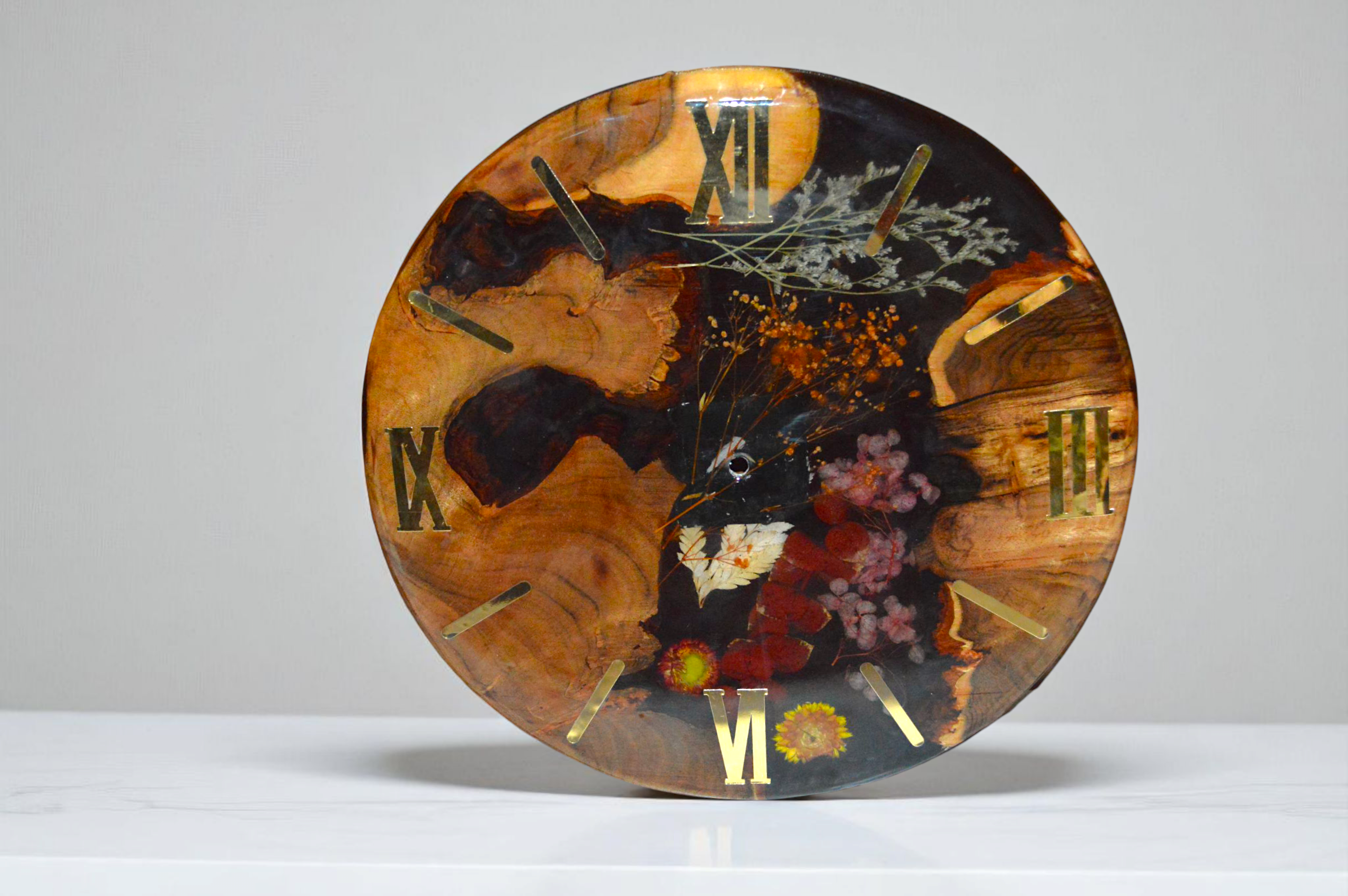 Handmade Resin and Wood Wall Clock with Flowers – Round Botanical Epoxy Art Clock with Roman Numerals, Rustic Floral Decor for Home, Office & Living Room
