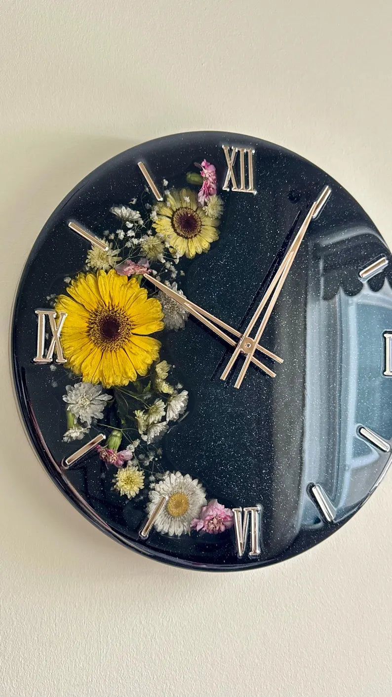 Handmade Epoxy Resin Wall Clock with Dried Flowers – Custom Floral Wall Art – Modern Home Decor and Unique Gift – Botanical Timepiece with Real Blooms