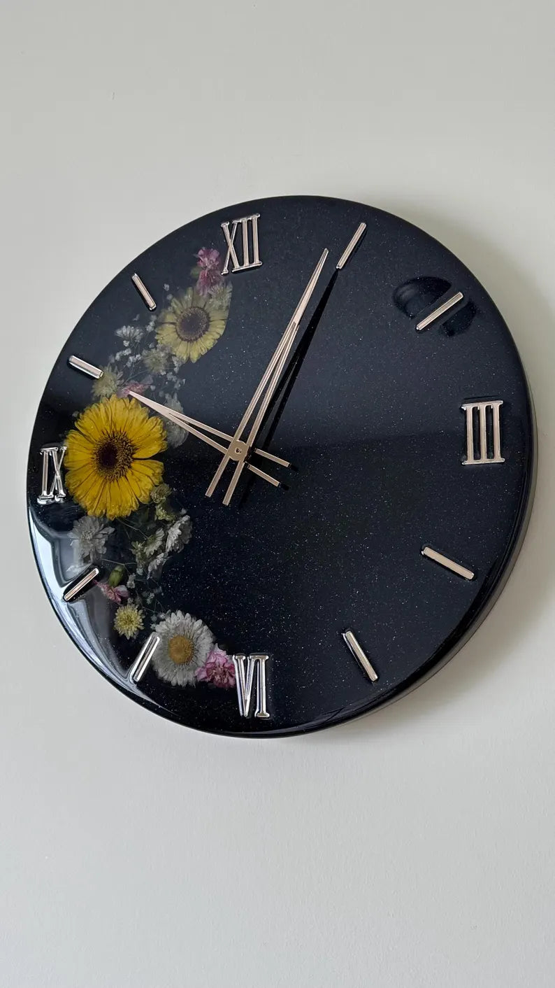 Handmade Epoxy Resin Wall Clock with Dried Flowers – Custom Floral Wall Art – Modern Home Decor and Unique Gift – Botanical Timepiece with Real Blooms