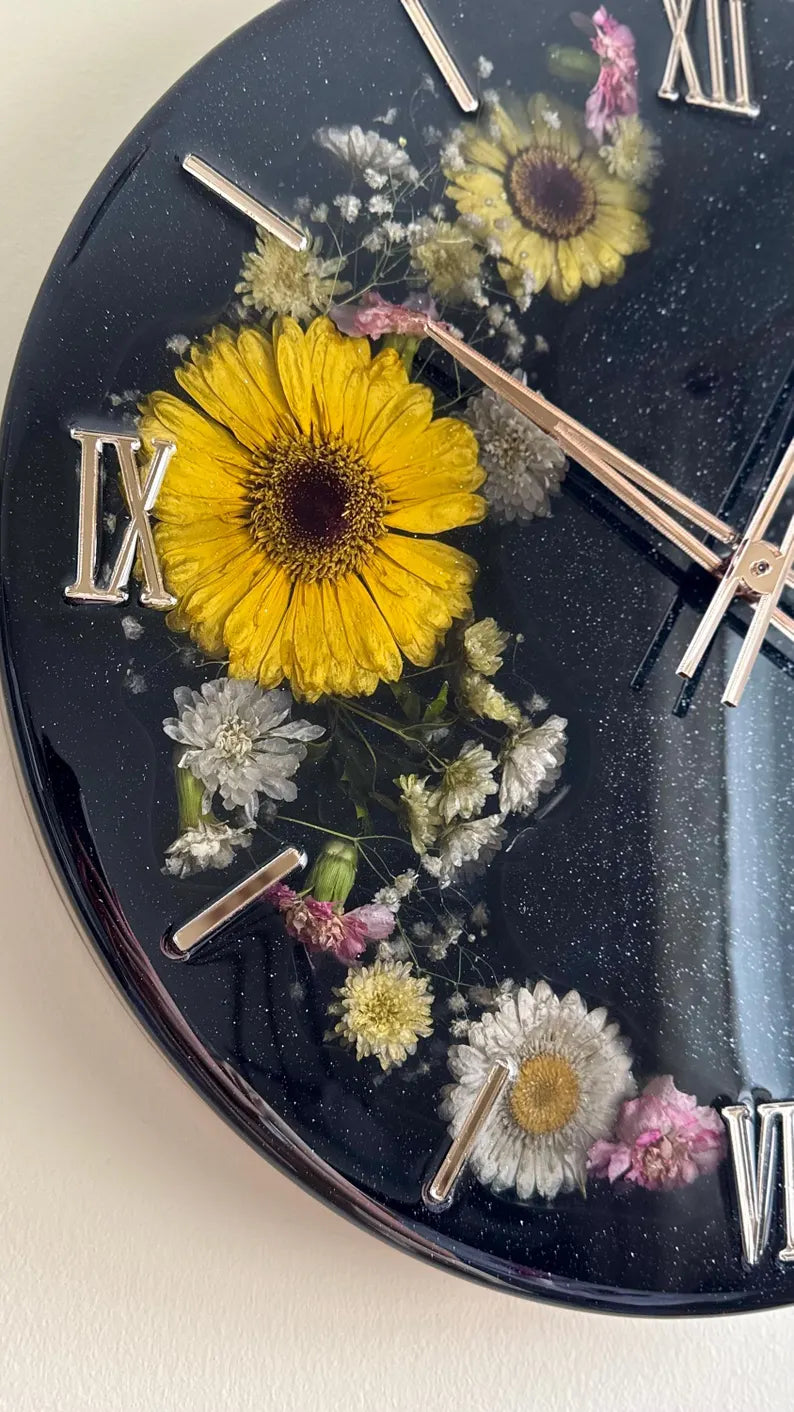 Handmade Epoxy Resin Wall Clock with Dried Flowers – Custom Floral Wall Art – Modern Home Decor and Unique Gift – Botanical Timepiece with Real Blooms