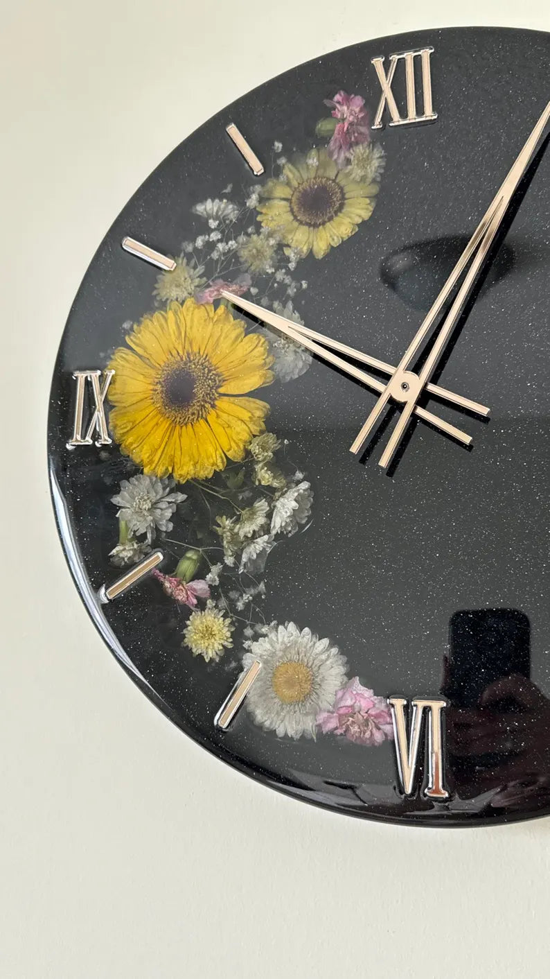 Handmade Epoxy Resin Wall Clock with Dried Flowers – Custom Floral Wall Art – Modern Home Decor and Unique Gift – Botanical Timepiece with Real Blooms